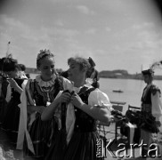 Lata 60., Płock, Polska.
Występy zespołów ludowych na estradzie nad Wisłą.
Fot. Marek Zürn, zbiory Fundacji Ośrodka KARTA