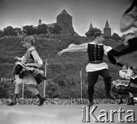 Lata 60., Płock, Polska.
Występy zespołów ludowych na estradzie nad Wisłą.
Fot. Marek Zürn, zbiory Fundacji Ośrodka KARTA