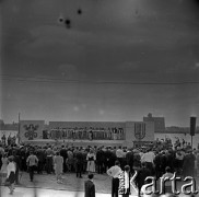 Lata 60., Płock, Polska.
Występy zespołów ludowych na estradzie nad Wisłą.
Fot. Marek Zürn, zbiory Fundacji Ośrodka KARTA