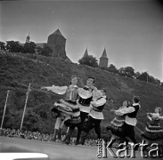 Lata 60., Płock, Polska.
Występy zespołów ludowych na estradzie nad Wisłą.
Fot. Marek Zürn, zbiory Fundacji Ośrodka KARTA