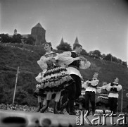 Lata 60., Płock, Polska.
Występy zespołów ludowych na estradzie nad Wisłą.
Fot. Marek Zürn, zbiory Fundacji Ośrodka KARTA