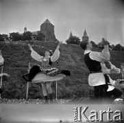 Lata 60., Płock, Polska.
Występy zespołów ludowych na estradzie nad Wisłą.
Fot. Marek Zürn, zbiory Fundacji Ośrodka KARTA