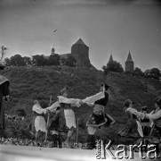 Lata 60., Płock, Polska.
Występy zespołów ludowych na estradzie nad Wisłą.
Fot. Marek Zürn, zbiory Fundacji Ośrodka KARTA