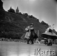 Lata 60., Płock, Polska.
Występy zespołów ludowych na estradzie nad Wisłą.
Fot. Marek Zürn, zbiory Fundacji Ośrodka KARTA