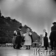 Lata 60., Płock, Polska.
Występy zespołów ludowych na estradzie nad Wisłą.
Fot. Marek Zürn, zbiory Fundacji Ośrodka KARTA