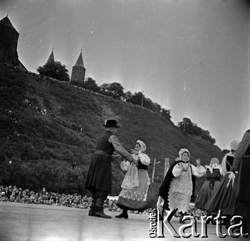 Lata 60., Płock, Polska.
Występy zespołów ludowych na estradzie nad Wisłą.
Fot. Marek Zürn, zbiory Fundacji Ośrodka KARTA