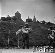 Lata 60., Płock, Polska.
Występy zespołów ludowych na estradzie nad Wisłą.
Fot. Marek Zürn, zbiory Fundacji Ośrodka KARTA