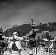 Lata 60., Płock, Polska.
Występy zespołów ludowych na estradzie nad Wisłą.
Fot. Marek Zürn, zbiory Fundacji Ośrodka KARTA