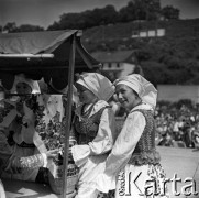 Lata 60., Płock, Polska.
Występy zespołów ludowych na estradzie nad Wisłą.
Fot. Marek Zürn, zbiory Fundacji Ośrodka KARTA