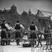 Lata 60., Płock, Polska.
Występy zespołów ludowych na estradzie nad Wisłą.
Fot. Marek Zürn, zbiory Fundacji Ośrodka KARTA