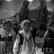 Lata 60., Płock, Polska.
Występy zespołów ludowych na estradzie nad Wisłą.
Fot. Marek Zürn, zbiory Fundacji Ośrodka KARTA