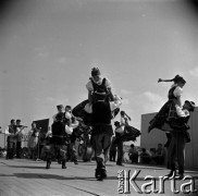 Lata 60., Płock, Polska.
Występy zespołów ludowych na estradzie nad Wisłą.
Fot. Marek Zürn, zbiory Fundacji Ośrodka KARTA