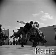 Lata 60., Płock, Polska.
Występy zespołów ludowych na estradzie nad Wisłą.
Fot. Marek Zürn, zbiory Fundacji Ośrodka KARTA