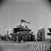 Lata 60., Płock, Polska.
Występy zespołów ludowych na estradzie nad Wisłą.
Fot. Marek Zürn, zbiory Fundacji Ośrodka KARTA