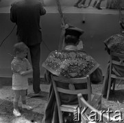 Lata 60., Płock, Polska.
Występy zespołów ludowych na estradzie nad Wisłą, n/z chłopiec wśród orkiestry.
Fot. Marek Zürn, zbiory Fundacji Ośrodka KARTA