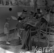 Lata 60., Płock, Polska.
Występy zespołów ludowych na estradzie nad Wisłą, n/z chłopiec wśród orkiestry.
Fot. Marek Zürn, zbiory Fundacji Ośrodka KARTA
