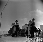 Lata 60., Płock, Polska.
Występy zespołów ludowych na estradzie nad Wisłą.
Fot. Marek Zürn, zbiory Fundacji Ośrodka KARTA