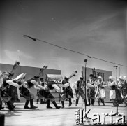 Lata 60., Płock, Polska.
Występy zespołów ludowych na estradzie nad Wisłą.
Fot. Marek Zürn, zbiory Fundacji Ośrodka KARTA