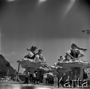 Lata 60., Płock, Polska.
Występy zespołów ludowych na estradzie nad Wisłą.
Fot. Marek Zürn, zbiory Fundacji Ośrodka KARTA