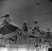 Lata 60., Płock, Polska.
Występy zespołów ludowych na estradzie nad Wisłą.
Fot. Marek Zürn, zbiory Fundacji Ośrodka KARTA