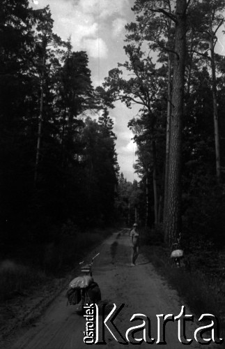 Lata 60., Mazury, Polska.
Rajd rowerowy po Mazurach.
Fot. Marek Zürn, zbiory Fundacji Ośrodka KARTA