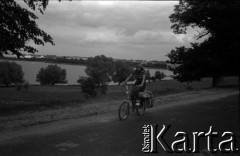 Lata 60., Mazury, Polska.
Rajd rowerowy po Mazurach.
Fot. Marek Zürn, zbiory Fundacji Ośrodka KARTA