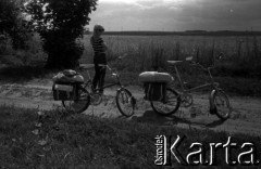 Lata 60., Mazury, Polska.
Rajd rowerowy po Mazurach.
Fot. Marek Zürn, zbiory Fundacji Ośrodka KARTA