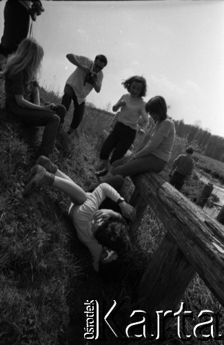Lata 60., Puszcza Białowieska, Polska.
Uczestnicy wycieczki rowerowej w Puszczy Białowieskiej podczas odpoczynku.
Fot. Marek Zürn, zbiory Fundacji Ośrodka KARTA