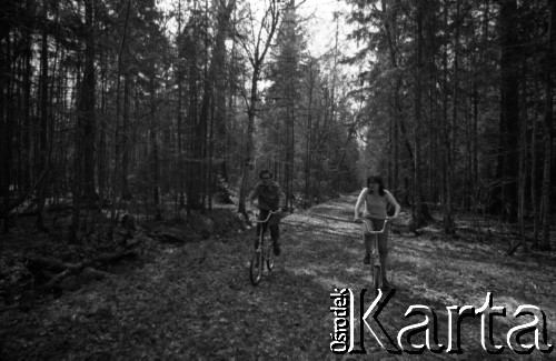 Lata 60., Puszcza Białowieska, Polska.
Uczestnicy wycieczki rowerowej w Puszczy Białowieskiej.
Fot. Marek Zürn, zbiory Fundacji Ośrodka KARTA