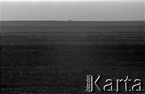 Lata 60., Podlasie, Polska.
Pole uprawne.
Fot. Marek Zürn, zbiory Fundacji Ośrodka KARTA