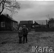 Lata 60., miejsce nieznane, Polska.
Wiejskie dzieci.
Fot. Marek Zürn, zbiory Fundacji Ośrodka KARTA