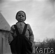Lata 60., okolice Warszawy, Polska.
Dziecko wiejskie.
Fot. Marek Zürn, zbiory Fundacji Ośrodka KARTA