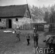Lata 60., Mazowsze, Polska.
Wiejskie dzieci.
Fot. Marek Zürn, zbiory Fundacji Ośrodka KARTA