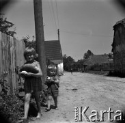 Lata 60., Mazowsze, Polska.
Dzieci z chlebem na wiejskiej drodze.
Fot. Marek Zürn, zbiory Fundacji Ośrodka KARTA