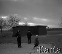 Lata 60., Mazowsze, Polska.
Dzieci wiejskie.
Fot. Marek Zürn, zbiory Fundacji Ośrodka KARTA