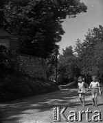 Lata 60., Mazowsze, Polska.
Dzieci na wiejskiej drodze.
Fot. Marek Zürn, zbiory Fundacji Ośrodka KARTA