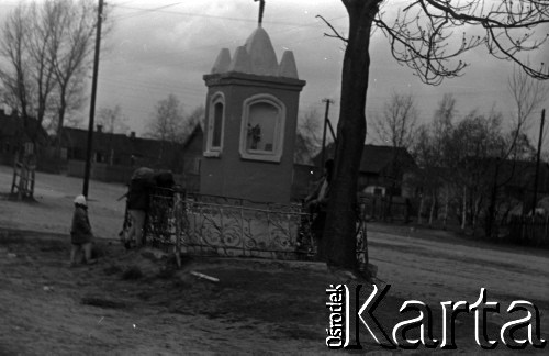 Lata 60., miejsce nieznane, Polska.
Kapliczka.
Fot. Marek Zürn, zbiory Fundacji Ośrodka KARTA
