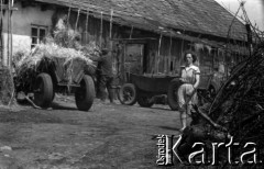 Lata 60., Mazowsze, Polska.
Podwórko gospodarstwa wiejskiego.
Fot. Marek Zürn, zbiory Fundacji Ośrodka KARTA