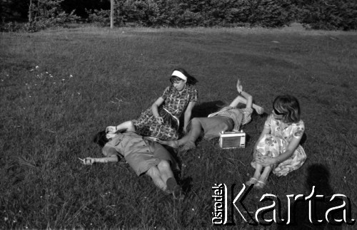Lata 60., miejsce nieznane, Polska.
Kobiety odpoczywają podczas wycieczki.
Fot. Marek Zürn, zbiory Fundacji Ośrodka KARTA
