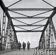 Lata 60., Wyszogród, Polska.
Mężczyźni na moście.
Fot. Marek Zürn, zbiory Fundacji Ośrodka KARTA