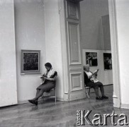 Lata 60., Płock, Polska.
Muzeum Diecezjalne, n/z panie pilnujące ekspozycji.
Fot. Marek Zürn, zbiory Fundacji Ośrodka KARTA