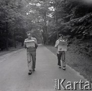 Lata 60., Łagów, Polska.
Lektura prasy podczas spaceru.
Fot. Marek Zürn, zbiory Fundacji Ośrodka KARTA