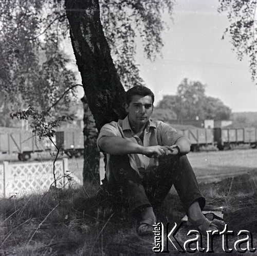Lata 60., miejsce nieznane, Polska.
Marek Zürn, w tle bocznica kolejowa.
Fot. Marek Zürn, zbiory Fundacji Ośrodka KARTA