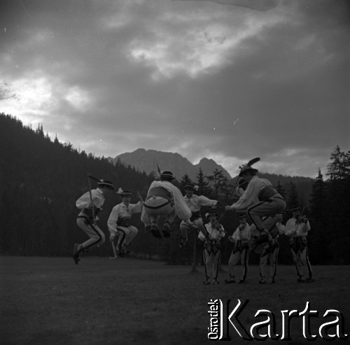 Lata 60., Zakopane, Polska.
Góralski taniec ludowy, w tle Giewont.
Fot. Marek Zürn, zbiory Fundacji Ośrodka KARTA