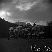 Lata 60., Zakopane, Polska.
Góralski taniec ludowy, w tle Giewont.
Fot. Marek Zürn, zbiory Fundacji Ośrodka KARTA