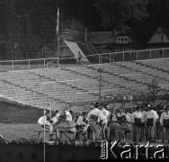 Lata 60., Zakopane, Polska.
Góralski zespół ludowy podczas występu.
Fot. Marek Zürn, zbiory Fundacji Ośrodka KARTA