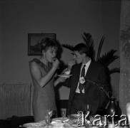 Lata 60., Warszawa, Polska.
Prywatka.
Fot. Marek Zürn, zbiory Fundacji Ośrodka KARTA