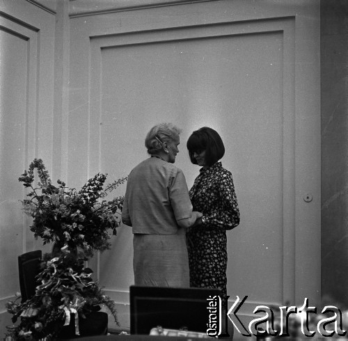22.06.1966, Warszawa, Polska.
Jubileusz 50-lecia pracy naukowej prof. dr Marii Ossowskiej, n/z profesor Maria Ossowska (z lewej).
Fot. Marek Zürn, zbiory Fundacji Ośrodka KARTA