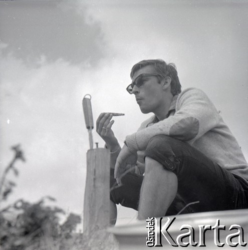 Lata 60., miejsce nieznane, Polska.
Marek Zürn podczas odpoczynku na wycieczce górskiej.
Fot. Marek Zürn, zbiory Fundacji Ośrodka KARTA