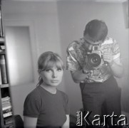 Lata 60., Warszawa, Polska.
Marek Zürn fotografuje koleżankę.
Fot. Marek Zürn, zbiory Fundacji Ośrodka KARTA